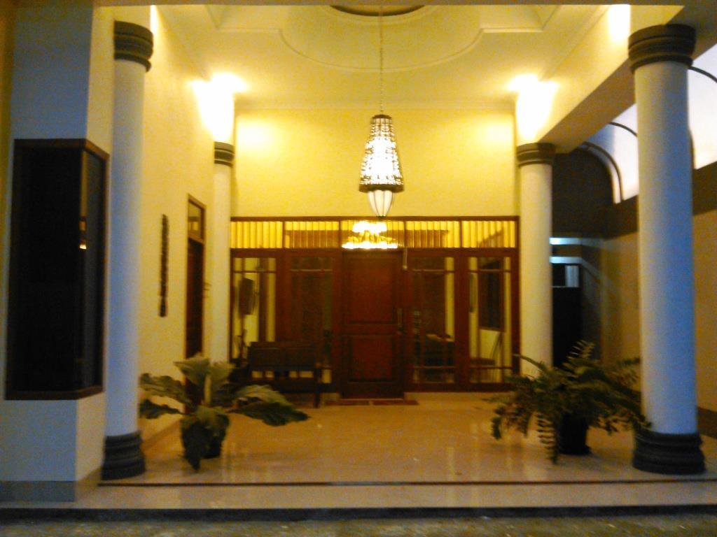 Griya Putri Dewi Guesthouse Джокьякарта Экстерьер фото