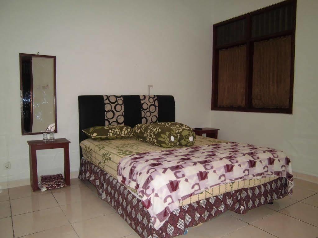 Griya Putri Dewi Guesthouse Джокьякарта Экстерьер фото
