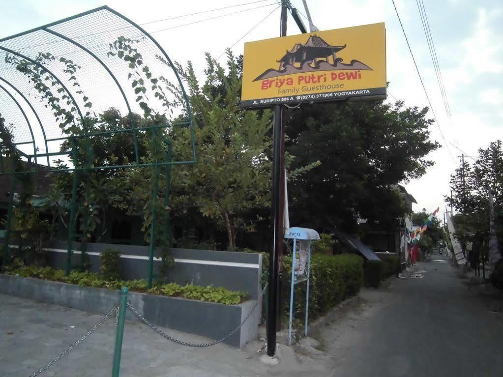 Griya Putri Dewi Guesthouse Джокьякарта Экстерьер фото